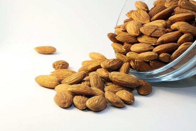 les amandes font partie des aliments alcalinisants qui soulagent les brûlures d'estomac pendant la grossesse.