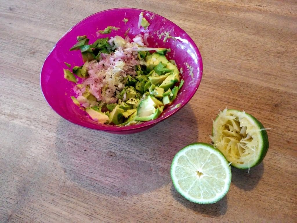 idée recette saine pour femme enceinte : le guacamole à la coriandre et au citron vert