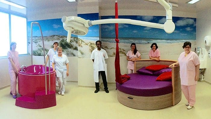 accoucher sans péridurale dans une salle nature à la maternité