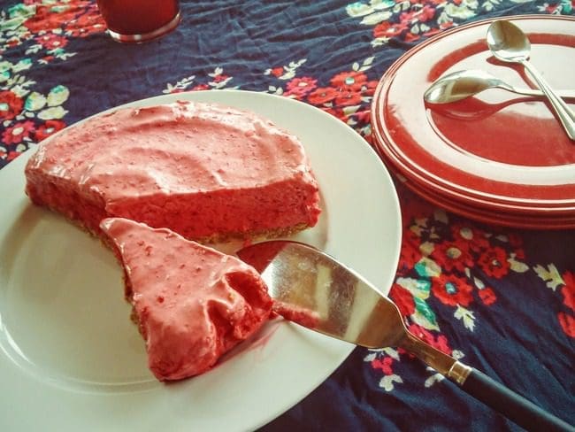 Ultra-frais, léger et acidulé, vous allez adorer ce gâteau glacé à la framboise