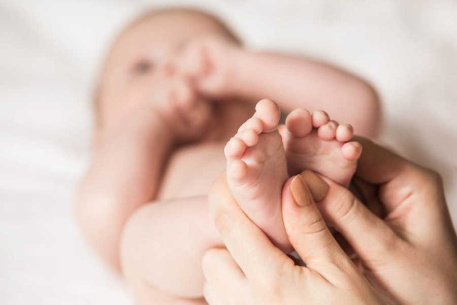 Massage pour le sommeil de bébé : comment l'aider à s'apaiser avant le coucher