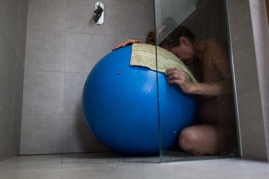 Les super-pouvoirs de l'eau et du ballon pour l'accouchement