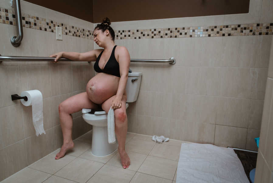 accoucher sur les toilettes