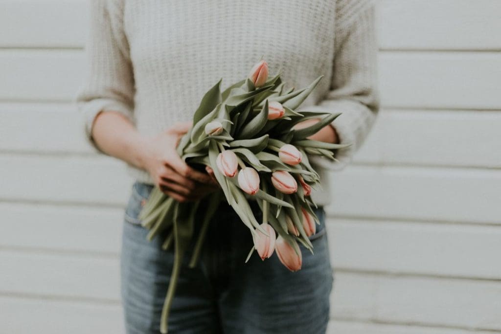 rituel avec des fleurs après une fausse couche