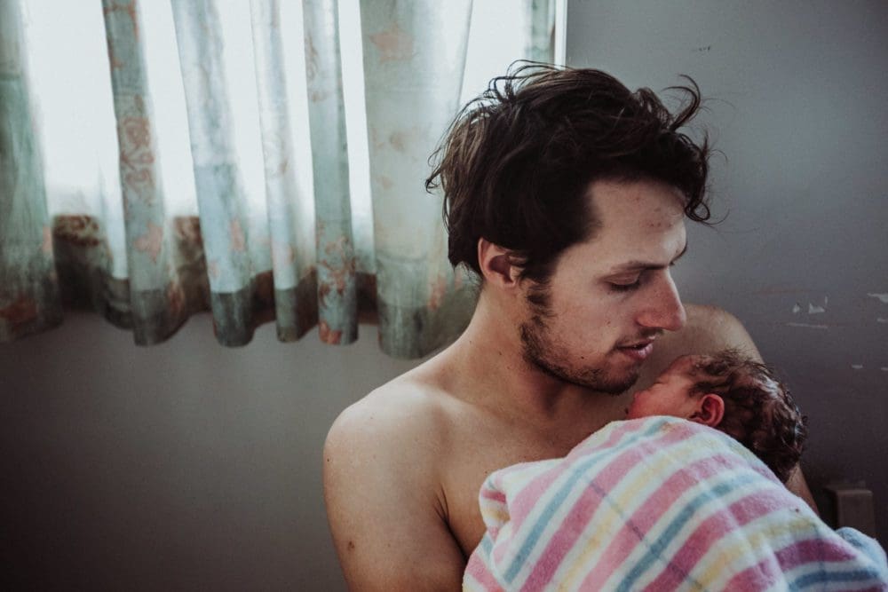 bienfaits du peau-à-peau avec le papa