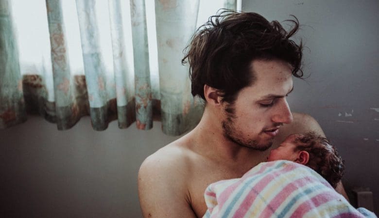 bienfaits du peau-à-peau avec le papa