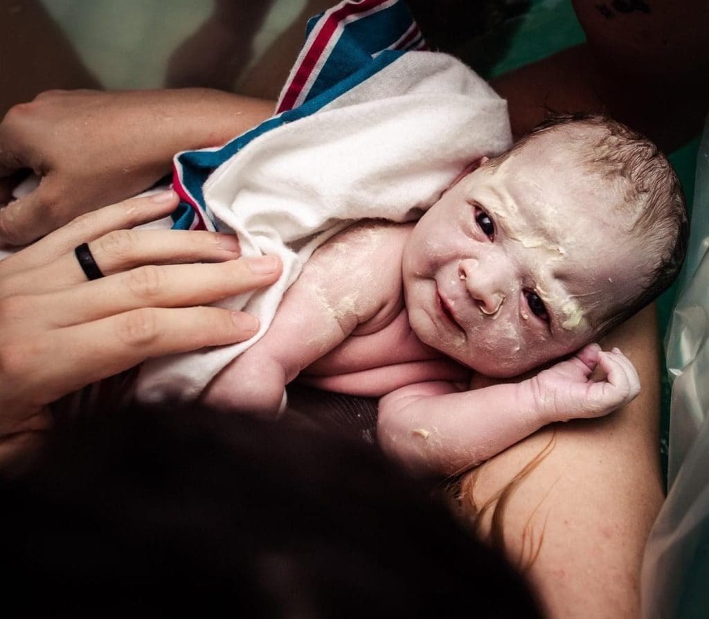 Essuyez simplement votre nouveau-né pour retirer les résidus et le sang mais laissez-lui son vernix.