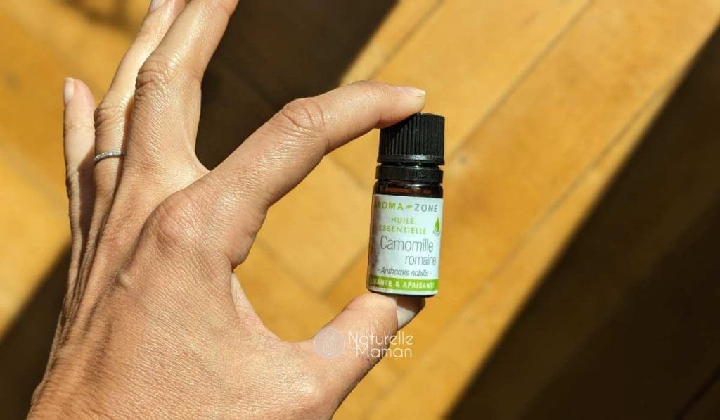 Anne-Laure Wright, fondatrice de Naturelle Maman, démontre les bienfaits de l'huile essentielle de camomille romaine en post-partum - Naturelle Maman