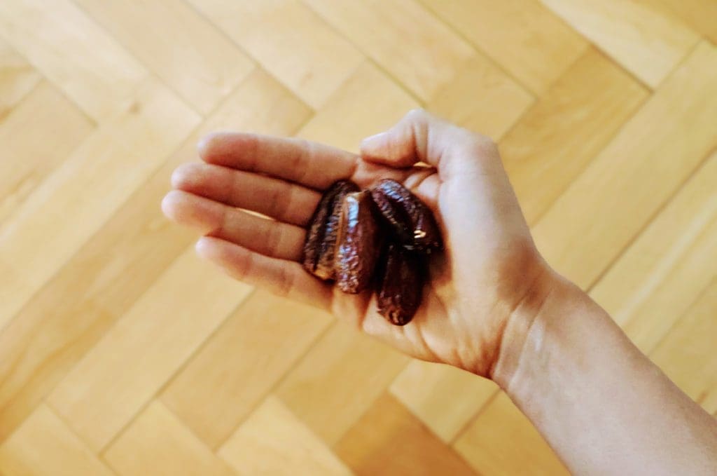 poignée de dattes pour le post-partum © Naturelle Maman