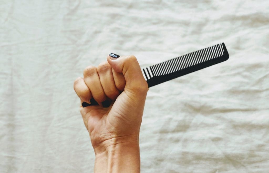Serrer un peigne pendant les contractions : l’astuce diminue la douleur pendant l'accouchement