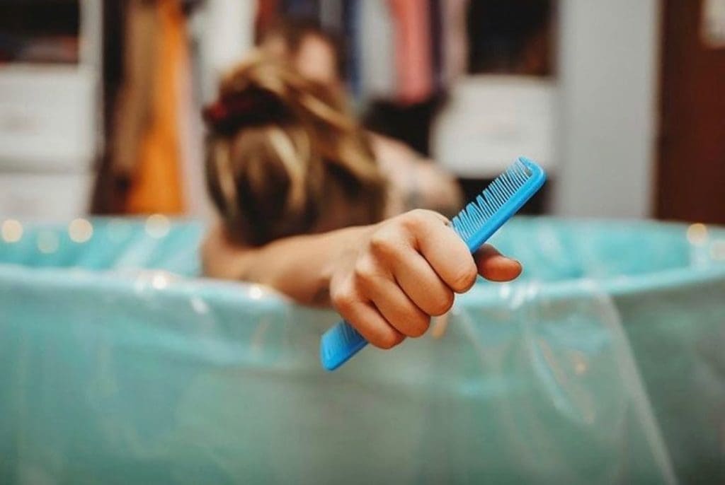 Diminuer la douleur des contractions avec un peigne pendant l'accouchement