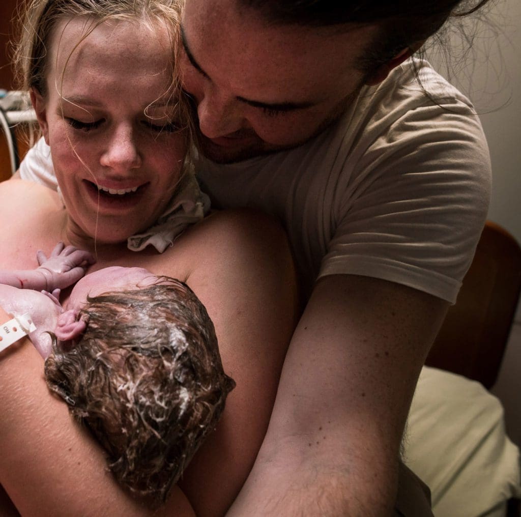 Le rôle du papa pendant l'accouchement : soutien, présence et gestes utiles