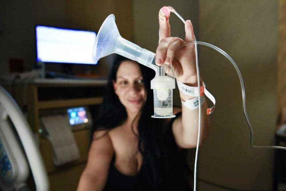 Stimulation des mamelons avec un tire lait pour déclencher l'accouchement