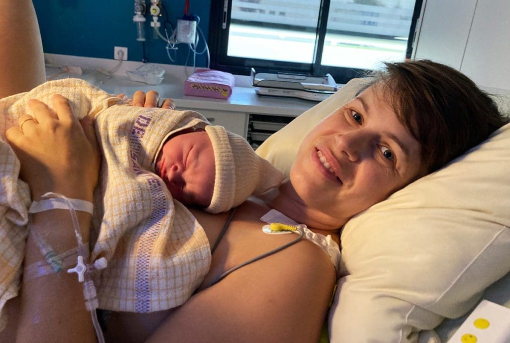 Peau à peau maman bébé juste après la naissance à la maternité