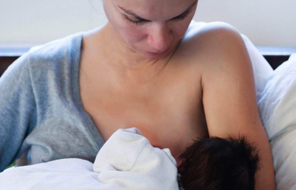 Maman qui allaite et qui a des crevasses