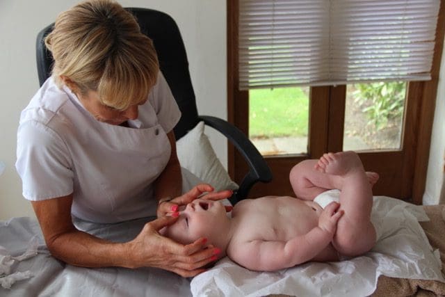 Consultation d'ostéopathe à la naissance : ce précieux cadeau à faire à votre bébé