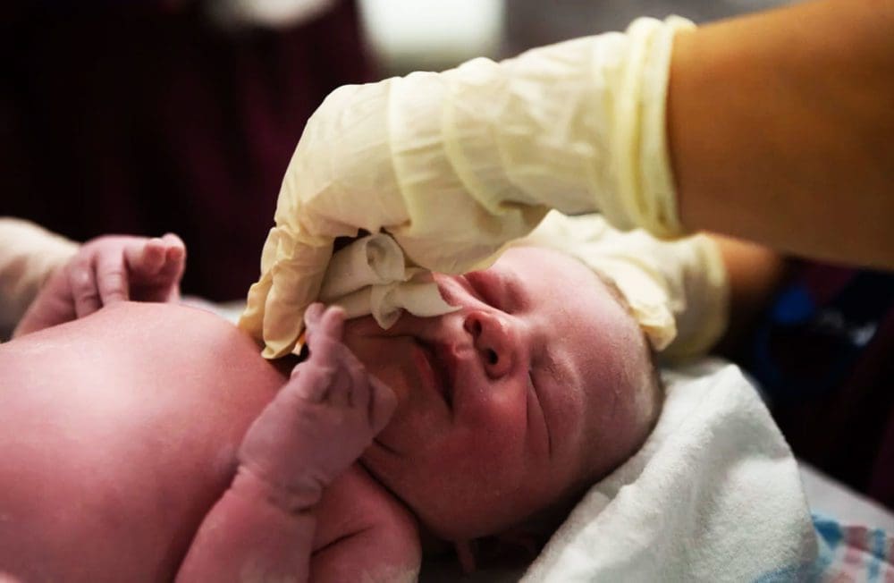 Les bienfaits du réensemencement vaginal pour les nouveaux-nés nés par césarienne - Naturelle Maman