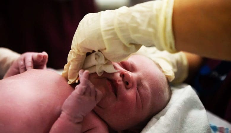 Les bienfaits du réensemencement vaginal pour les nouveaux-nés nés par césarienne - Naturelle Maman