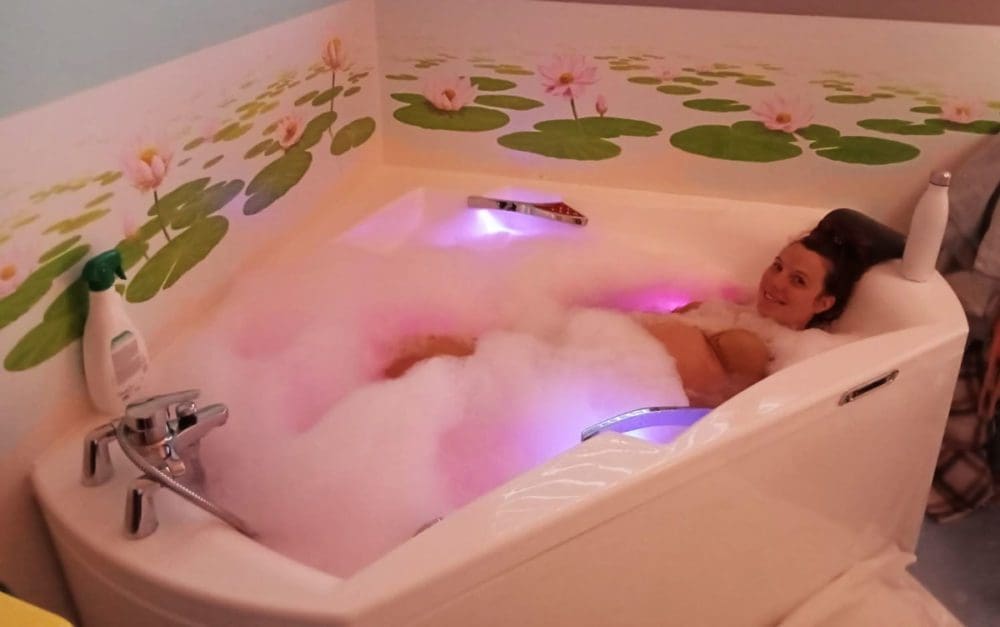 Nouveau récit de naissance douce sur Naturelle maman : Mylène prend un bain pendant son accouchement à la maternité