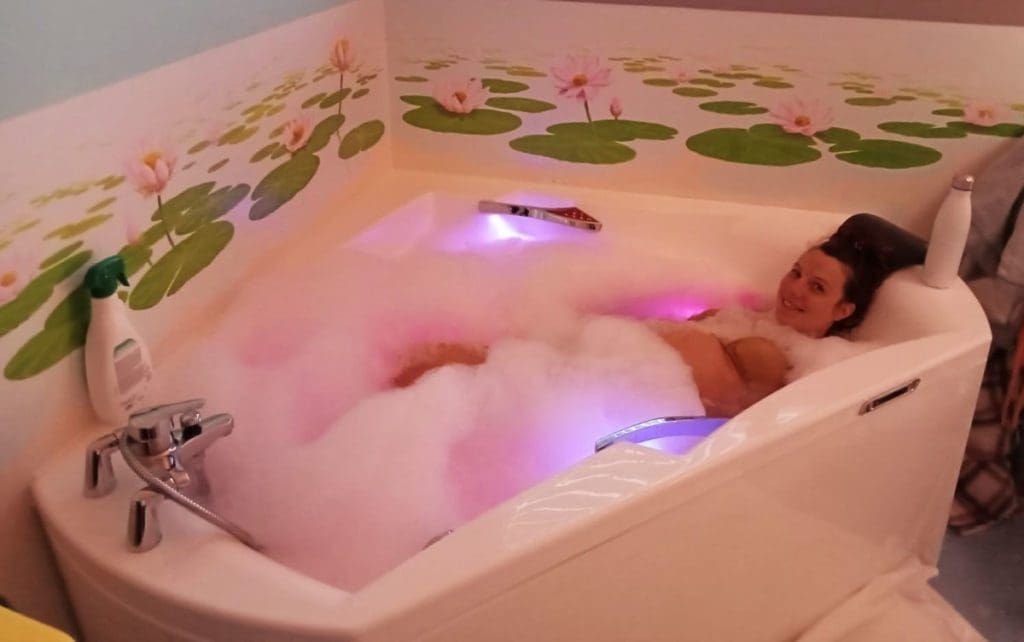 Nouveau récit de naissance douce sur Naturelle maman : Mylène prend un bain pendant son accouchement à la maternité