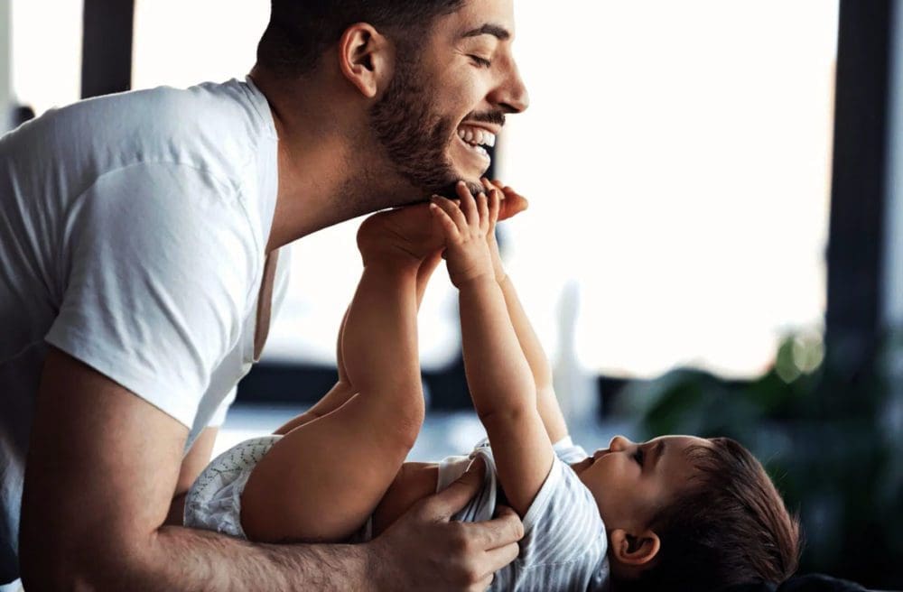 L’implication des jeunes pères dans les soins de leur enfant a un impact positif sur son développement mais aussi sur le niveau de stress de la mère, d’après une étude relayée par Naturelle maman
