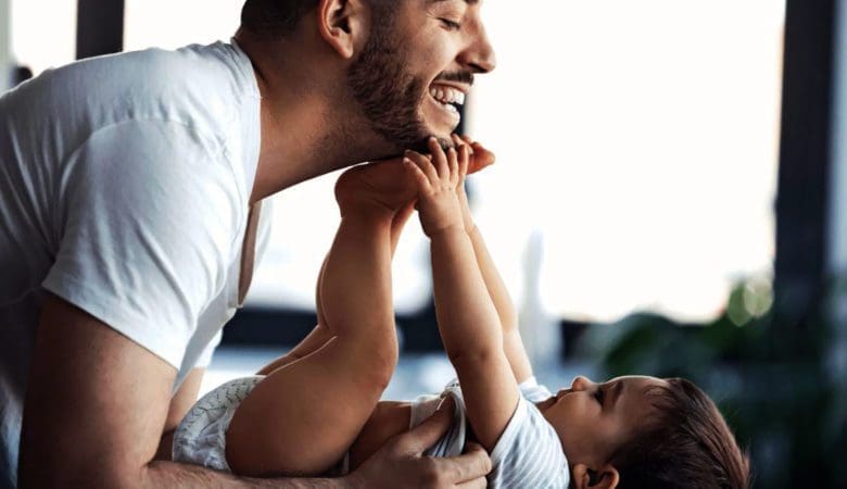 L’implication des jeunes pères dans les soins de leur enfant a un impact positif sur son développement mais aussi sur le niveau de stress de la mère, d’après une étude relayée par Naturelle maman