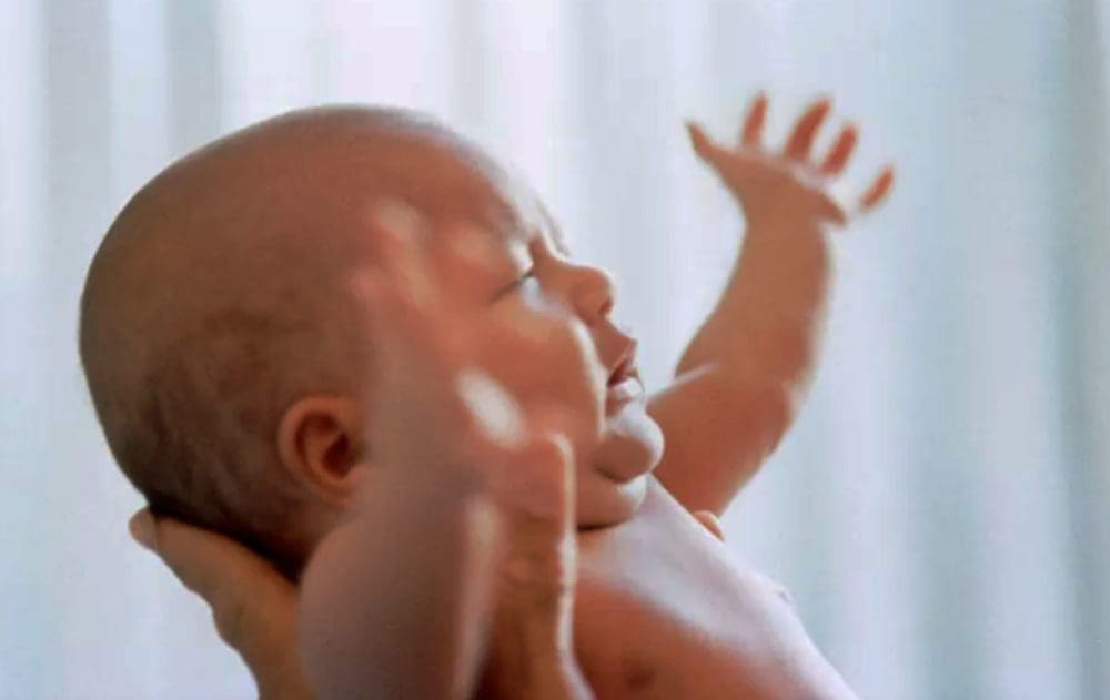 Tout savoir sur le réflexe de Moro et comment l'apaiser - Naturelle Maman