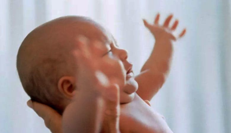 Tout savoir sur le réflexe de Moro et comment l'apaiser - Naturelle Maman
