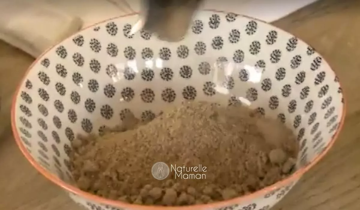 Comment préparer un cataplasme de farine de lin pour soigner la toux grasse d'un enfant - Photo de Naturelle Maman